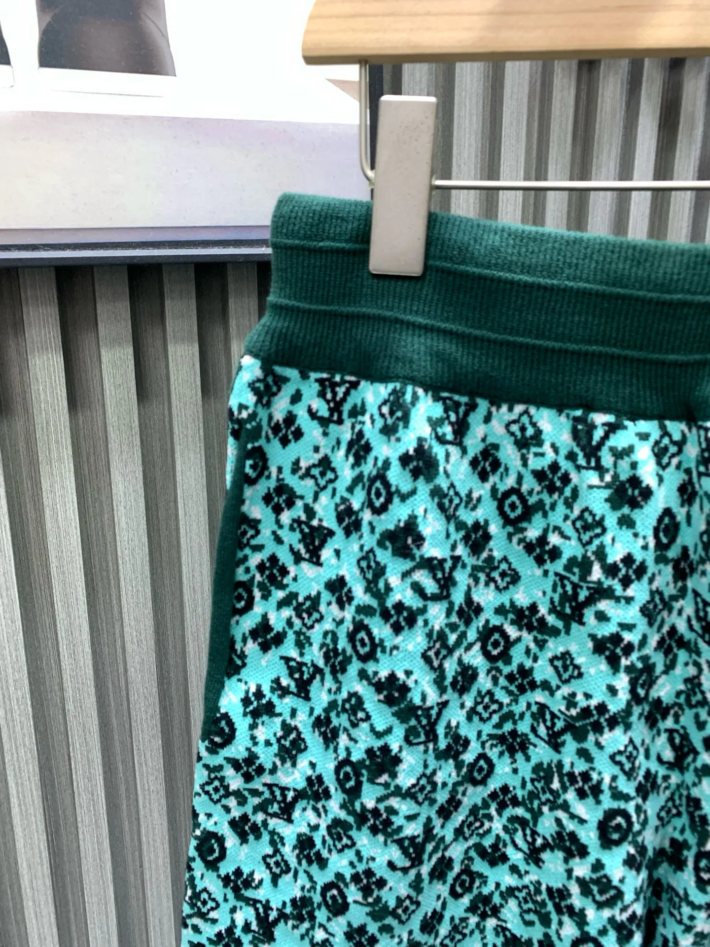 🅿️240 🀄️ Louis Vuitton Louis Vuitton 25FW early spring and summer new knitted shorts with complex embroidery patterns. Customized green ink sfumato effect fabric. Embellished with classic monogram embroidery all over. Elastic waistband design. Black lining design on the inside. Normal cut version. Same style for men and women.